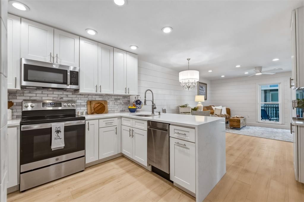 For Sale: $359,000 (2 beds, 1 baths, 825 Square Feet)