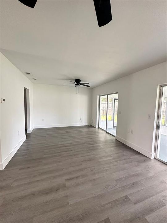 For Sale: $210,900 (2 beds, 2 baths, 1121 Square Feet)