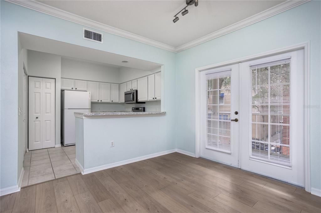 For Sale: $215,000 (2 beds, 2 baths, 1088 Square Feet)