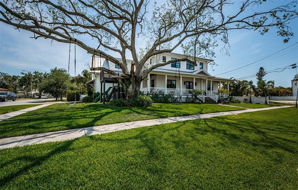 For Sale: $3,100,000 (5 beds, 4 baths, 4335 Square Feet)