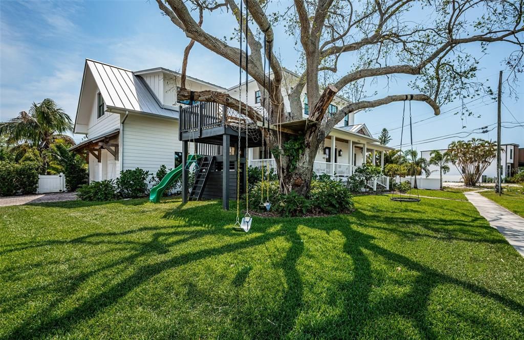 For Sale: $3,100,000 (5 beds, 4 baths, 4335 Square Feet)