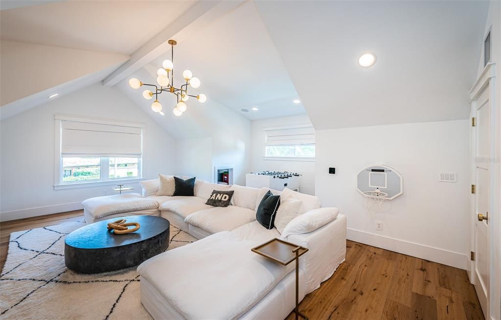 For Sale: $3,100,000 (5 beds, 4 baths, 4335 Square Feet)