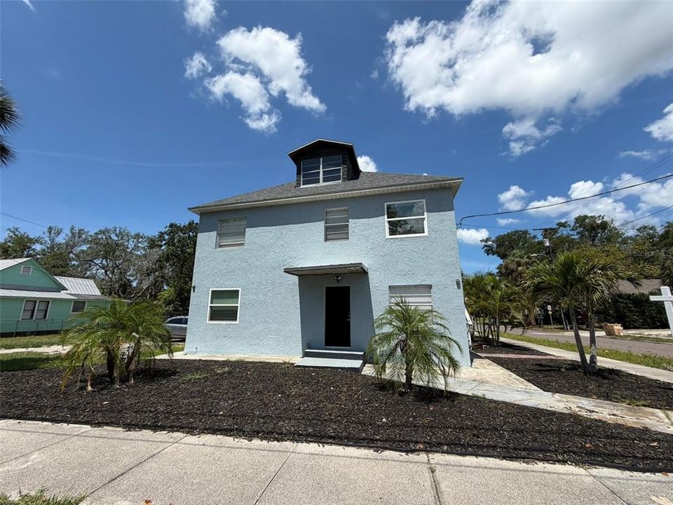 For Rent: $2,100 (3 beds, 1 baths, 1000 Square Feet)