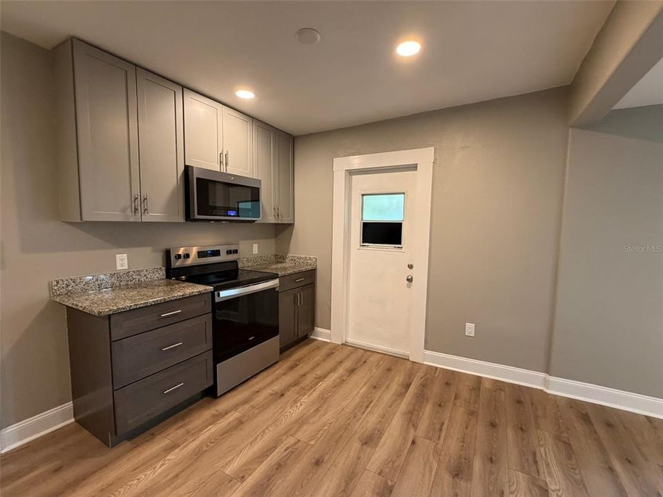 For Rent: $2,100 (3 beds, 1 baths, 1000 Square Feet)