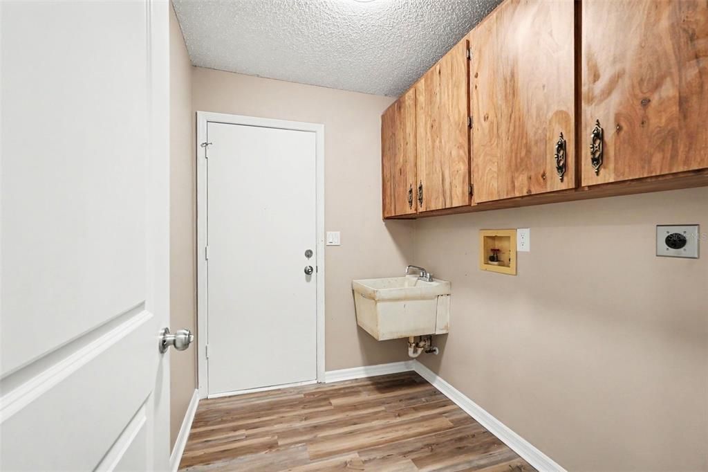 For Sale: $309,999 (3 beds, 2 baths, 1722 Square Feet)