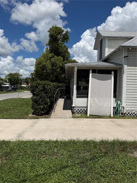 For Sale: $185,000 (2 beds, 1 baths, 912 Square Feet)
