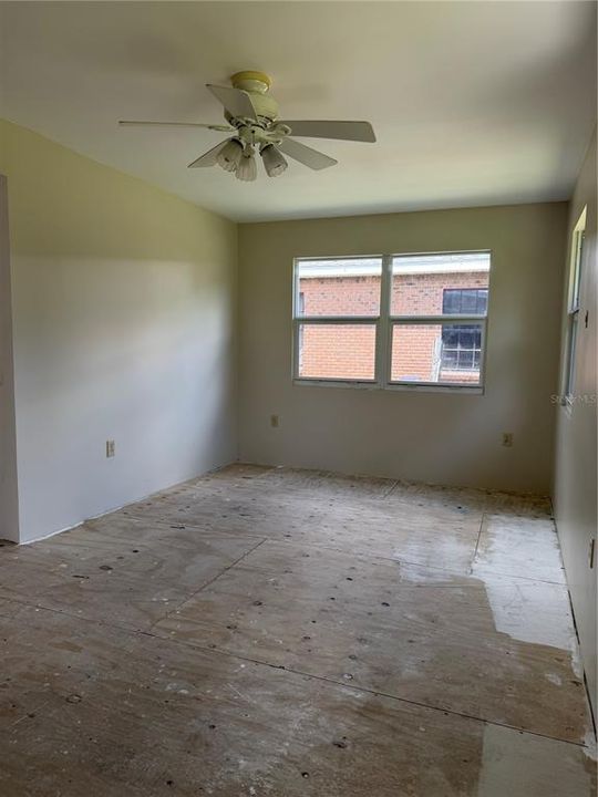 For Sale: $185,000 (2 beds, 1 baths, 912 Square Feet)