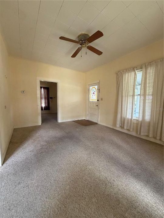 For Sale: $185,000 (2 beds, 1 baths, 912 Square Feet)
