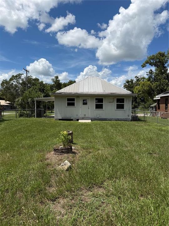 For Sale: $185,000 (2 beds, 1 baths, 912 Square Feet)