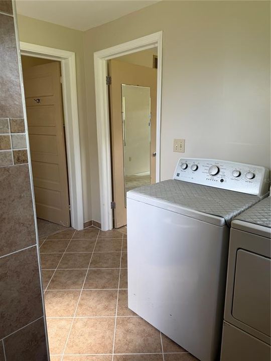 For Sale: $185,000 (2 beds, 1 baths, 912 Square Feet)