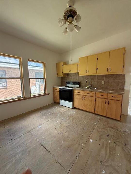 For Sale: $185,000 (2 beds, 1 baths, 912 Square Feet)