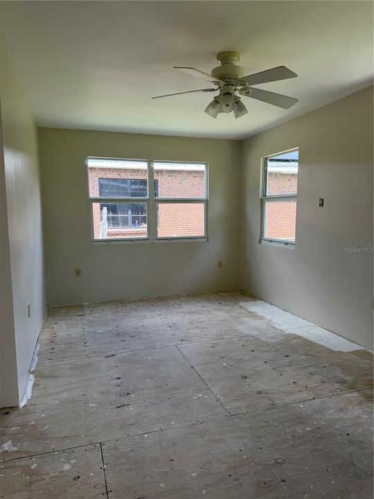 For Sale: $185,000 (2 beds, 1 baths, 912 Square Feet)