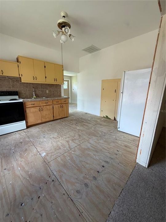 For Sale: $185,000 (2 beds, 1 baths, 912 Square Feet)