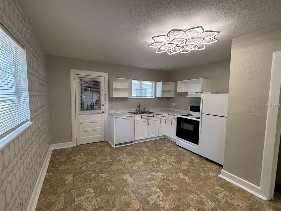 For Rent: $1,850 (2 beds, 1 baths, 1200 Square Feet)