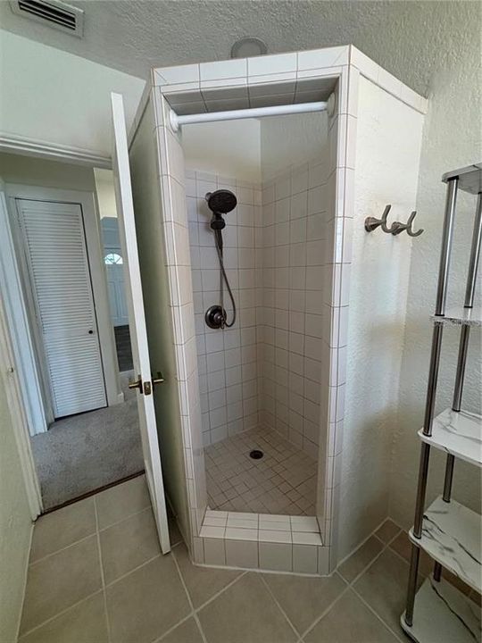 For Rent: $1,850 (2 beds, 1 baths, 1200 Square Feet)