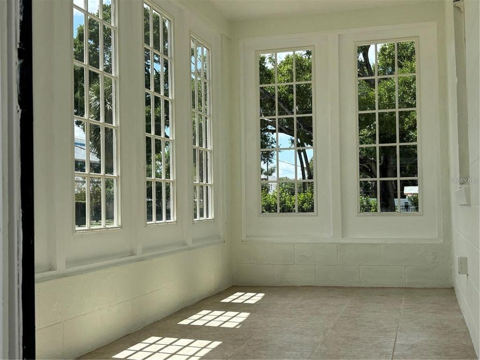 For Rent: $1,850 (2 beds, 1 baths, 1200 Square Feet)