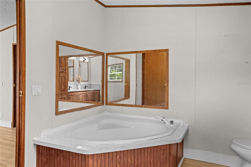For Sale: $259,999 (3 beds, 2 baths, 1593 Square Feet)
