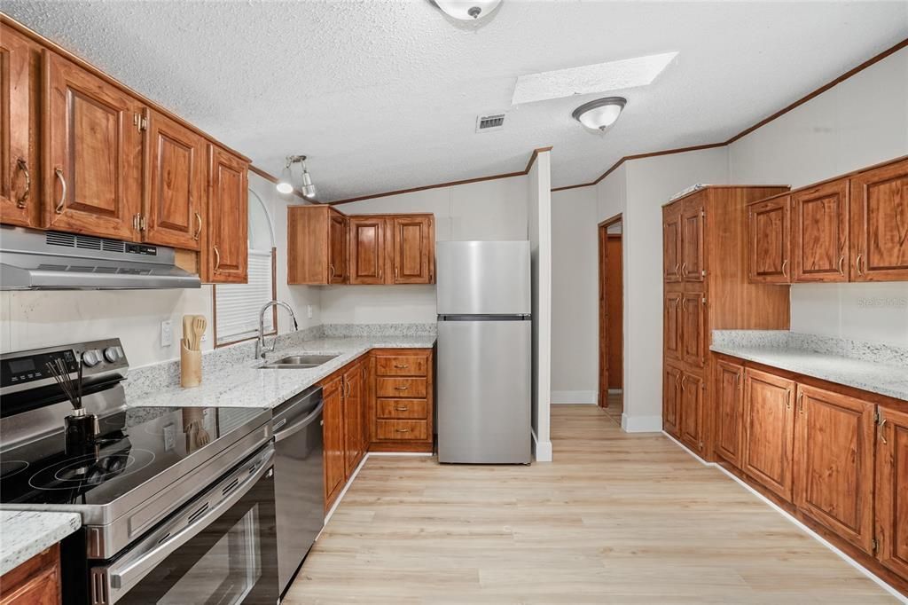For Sale: $259,999 (3 beds, 2 baths, 1593 Square Feet)