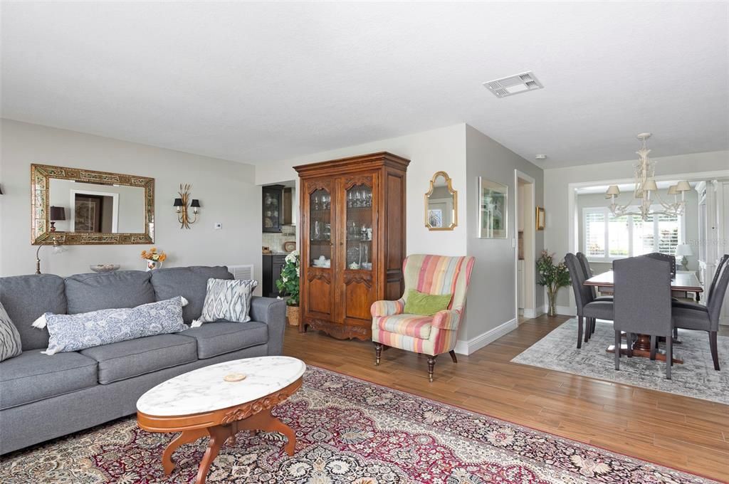 For Sale: $419,900 (2 beds, 2 baths, 1649 Square Feet)