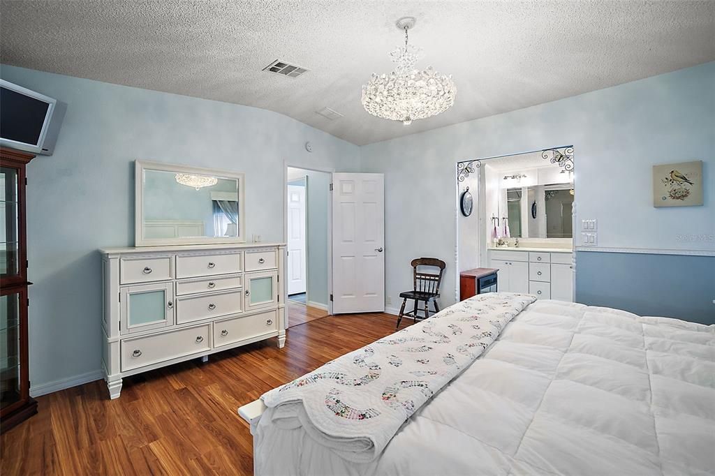 For Sale: $215,000 (2 beds, 2 baths, 1816 Square Feet)