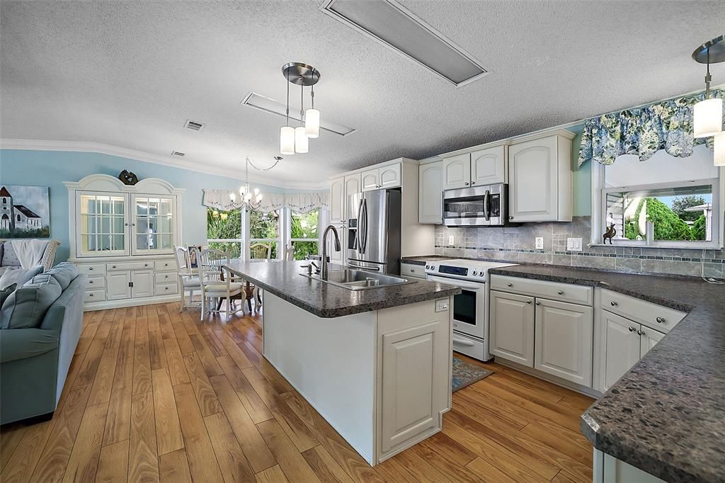 For Sale: $215,000 (2 beds, 2 baths, 1816 Square Feet)