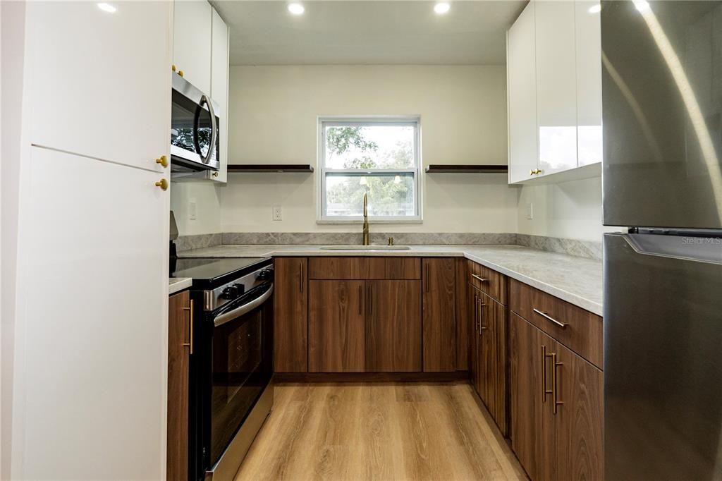 На продажу: $419,998 (4 спален, 2 ванн, 1680 Квадратных фут)