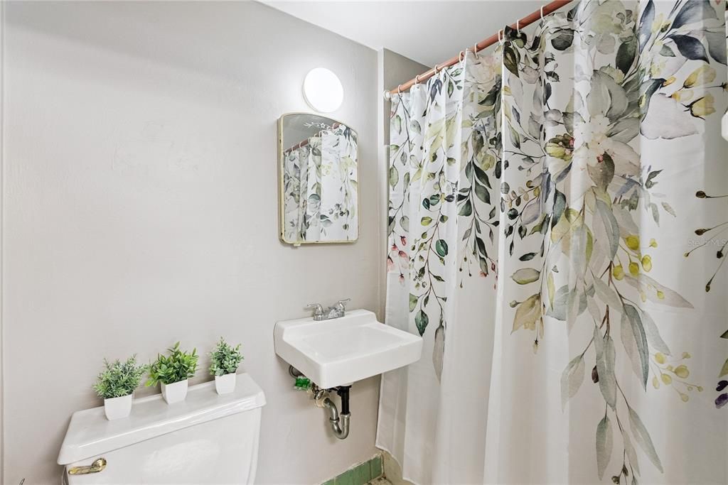 For Sale: $695,000 (6 beds, 5 baths, 3048 Square Feet)