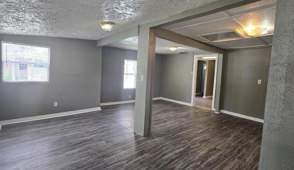 En Venta: $299,950 (4 camas, 2 baños, 1435 Pies cuadrados)