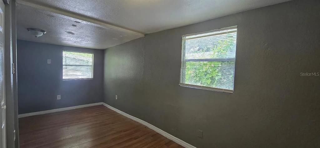 En Venta: $299,950 (4 camas, 2 baños, 1435 Pies cuadrados)