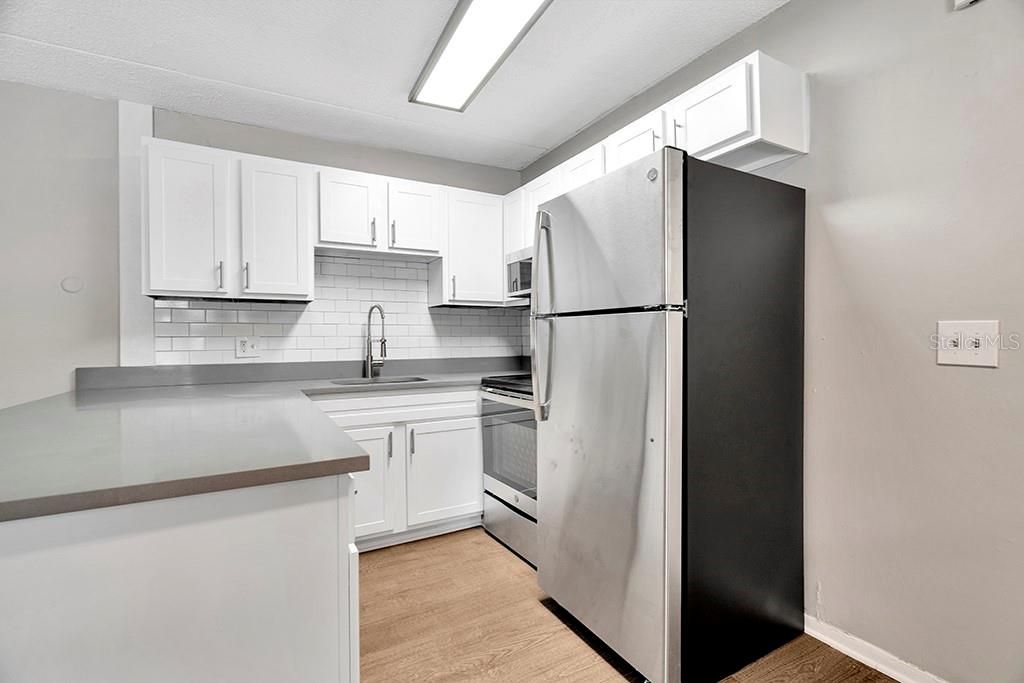 For Rent: $1,950 (2 beds, 1 baths, 800 Square Feet)