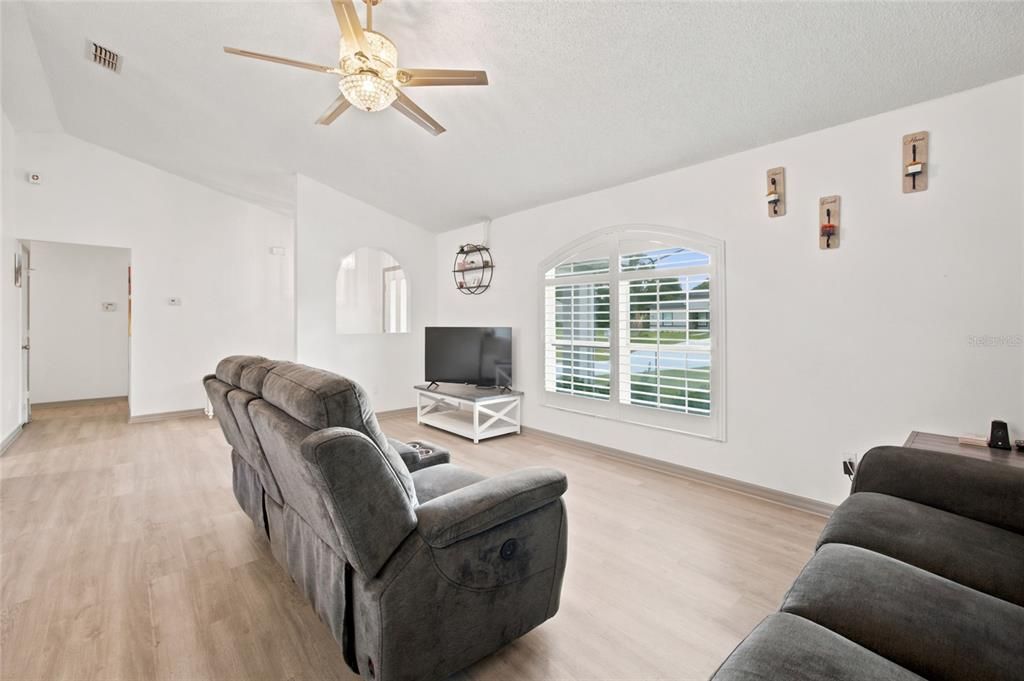 For Sale: $339,900 (3 beds, 2 baths, 1622 Square Feet)