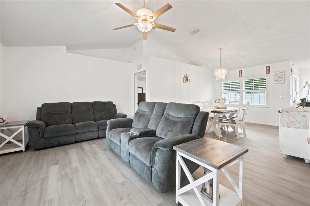 For Sale: $339,900 (3 beds, 2 baths, 1622 Square Feet)