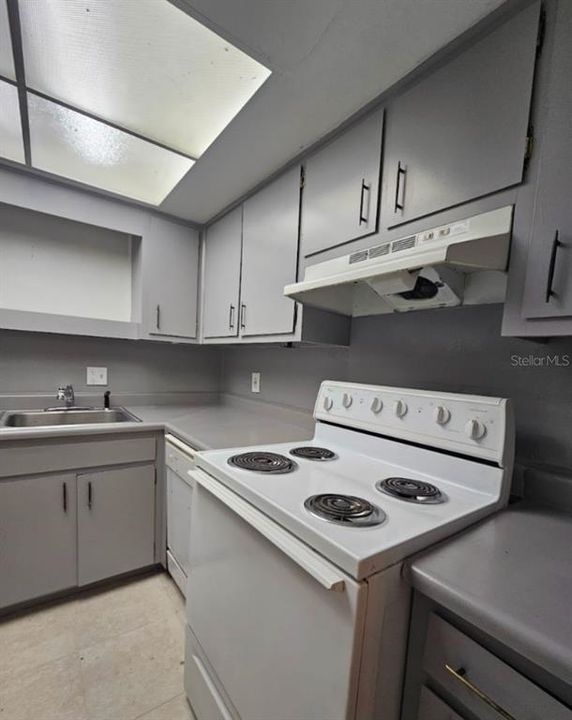 For Rent: $1,175 (1 beds, 1 baths, 700 Square Feet)