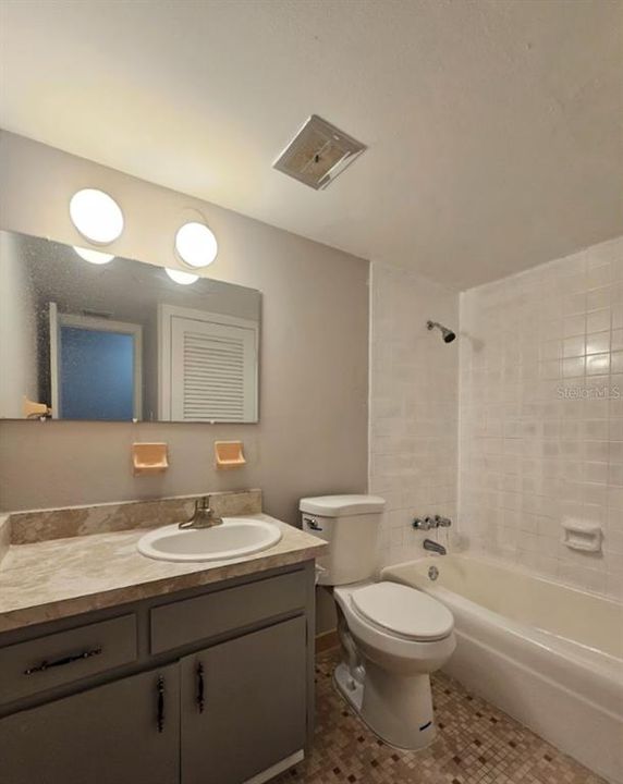For Rent: $1,175 (1 beds, 1 baths, 700 Square Feet)