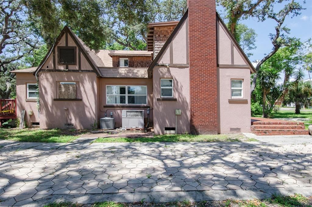 待售: $560,000 (0.72 acres)