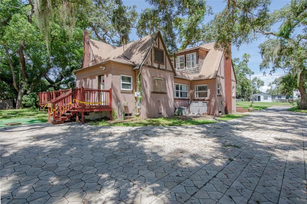待售: $560,000 (0.72 acres)