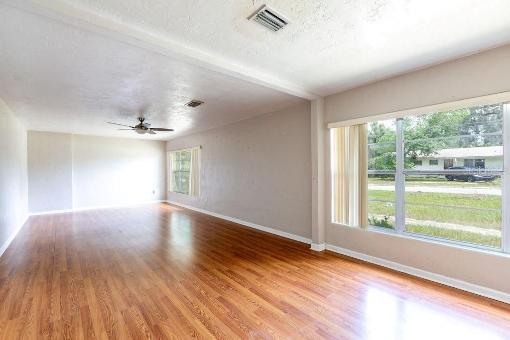 En Venta: $340,000 (3 camas, 2 baños, 2033 Pies cuadrados)