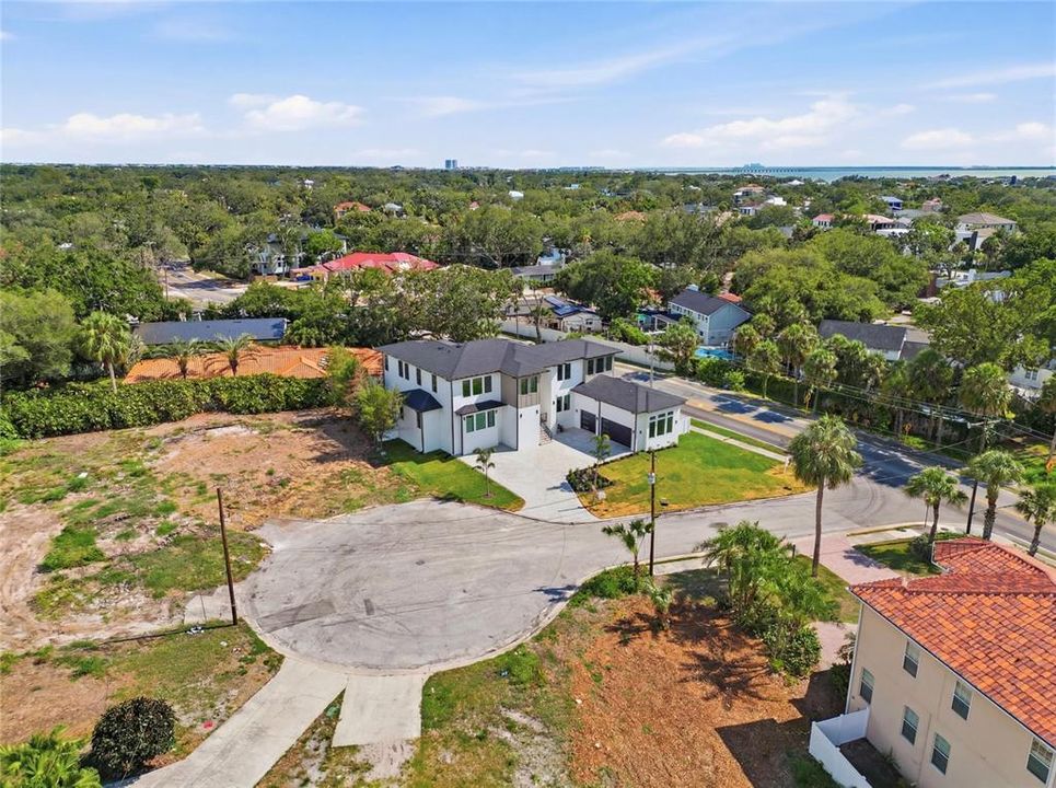 На продажу: $700,000 (0.27 acres)
