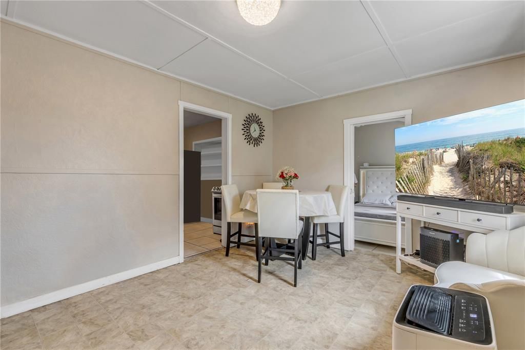 For Sale: $240,000 (3 beds, 2 baths, 895 Square Feet)