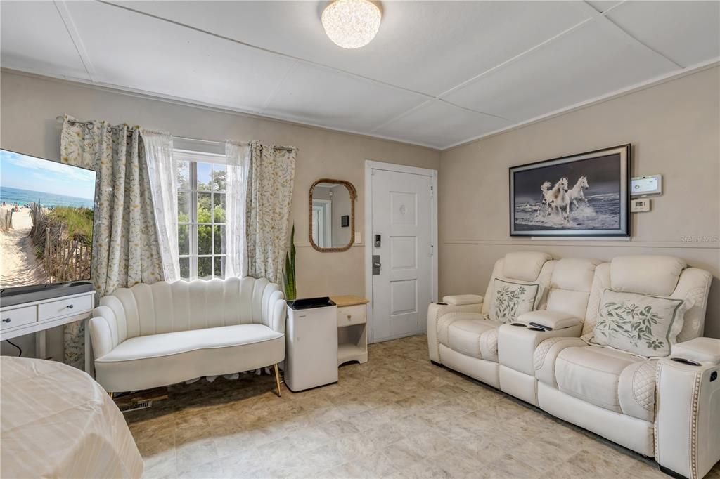 For Sale: $240,000 (3 beds, 2 baths, 895 Square Feet)