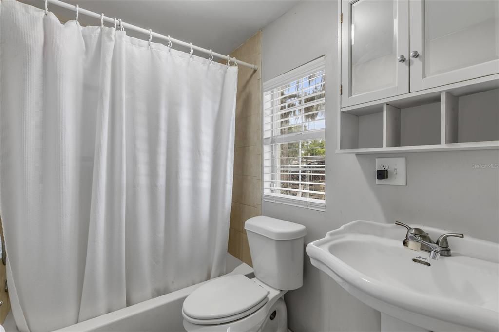 For Sale: $240,000 (3 beds, 2 baths, 895 Square Feet)