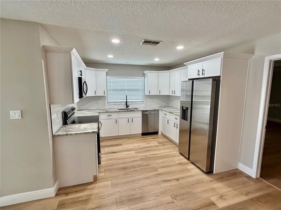 На продажу: $324,900 (3 спален, 2 ванн, 1615 Квадратных фут)