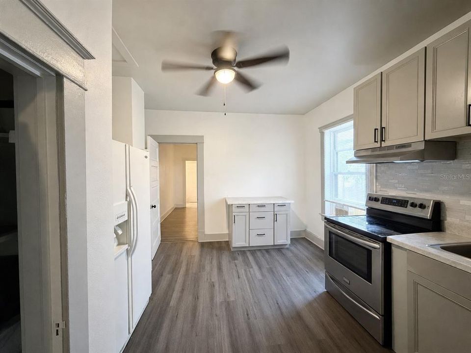 For Sale: $250,000 (2 beds, 2 baths, 1240 Square Feet)