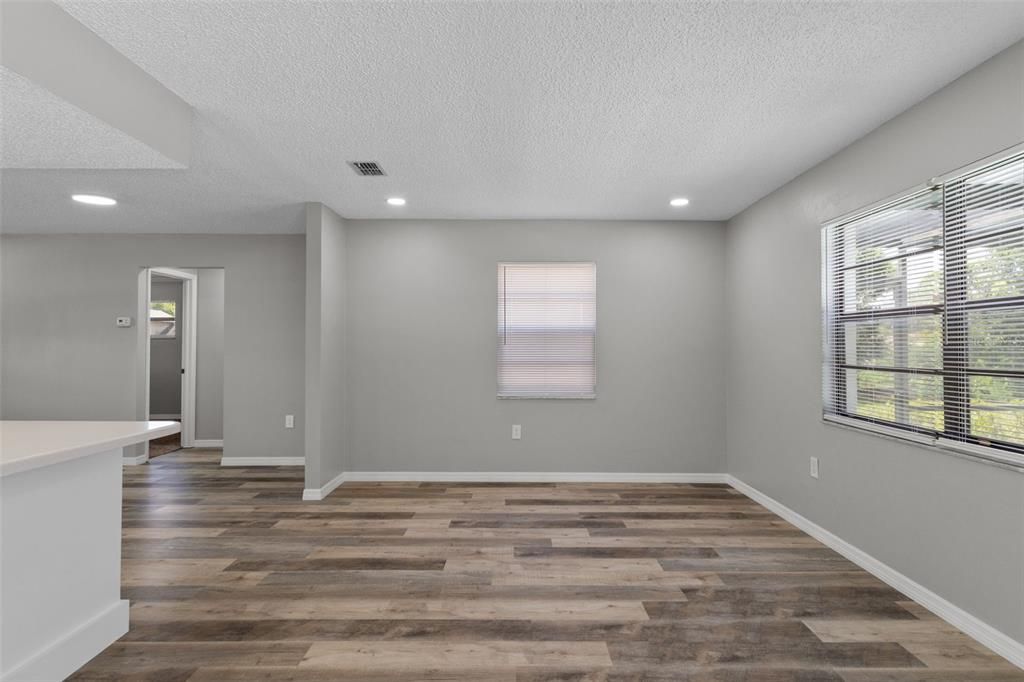 For Sale: $274,900 (2 beds, 2 baths, 1311 Square Feet)