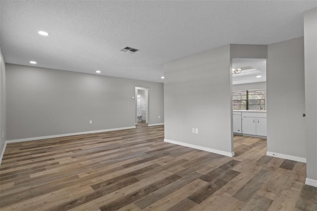 For Sale: $274,900 (2 beds, 2 baths, 1311 Square Feet)