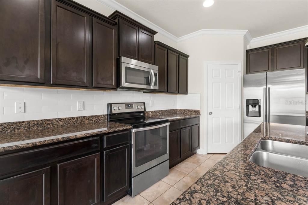 For Sale: $450,000 (5 beds, 3 baths, 2638 Square Feet)