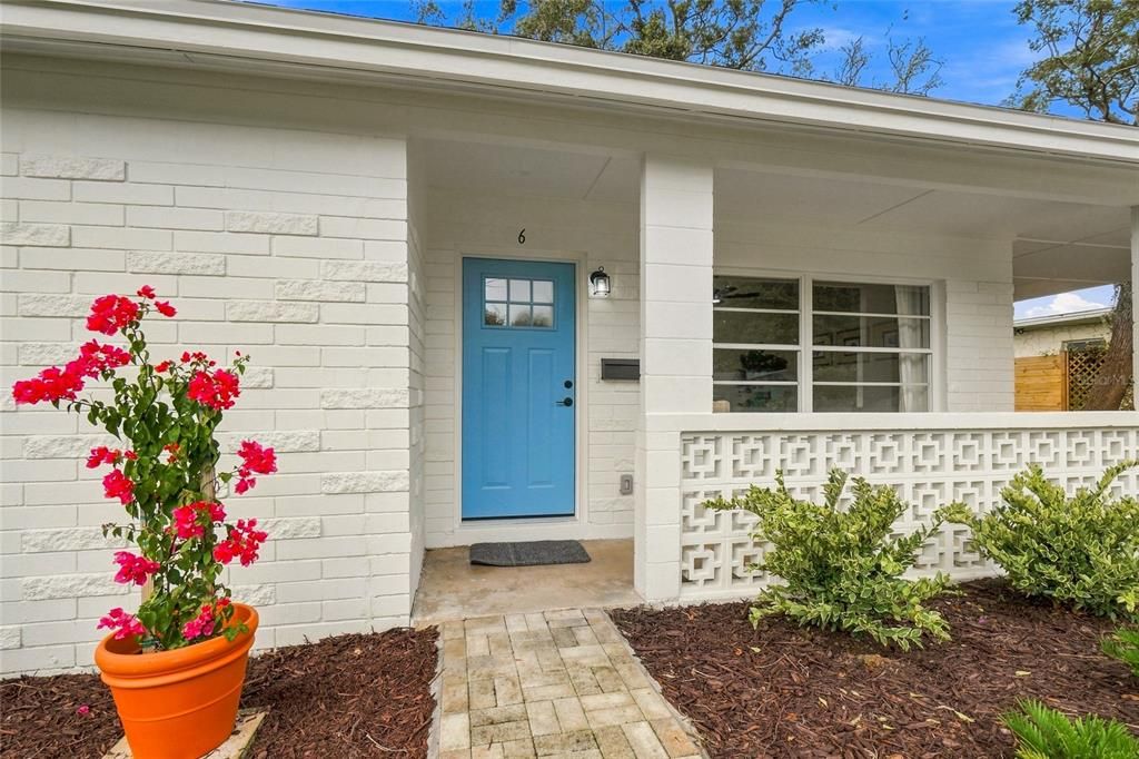 For Sale: $575,000 (3 beds, 2 baths, 1136 Square Feet)