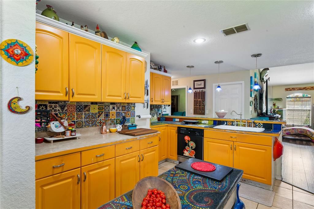 For Sale: $325,000 (3 beds, 2 baths, 1894 Square Feet)
