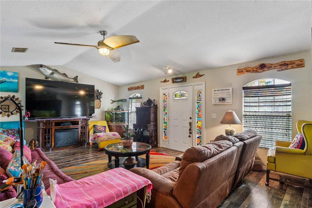 For Sale: $325,000 (3 beds, 2 baths, 1894 Square Feet)