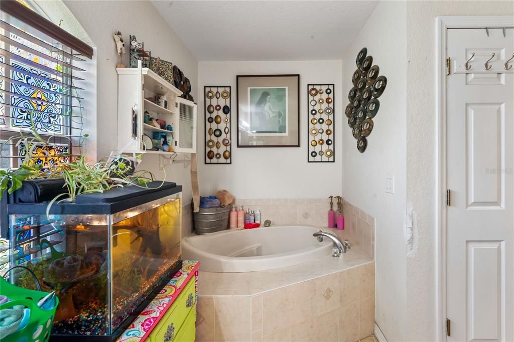 For Sale: $325,000 (3 beds, 2 baths, 1894 Square Feet)